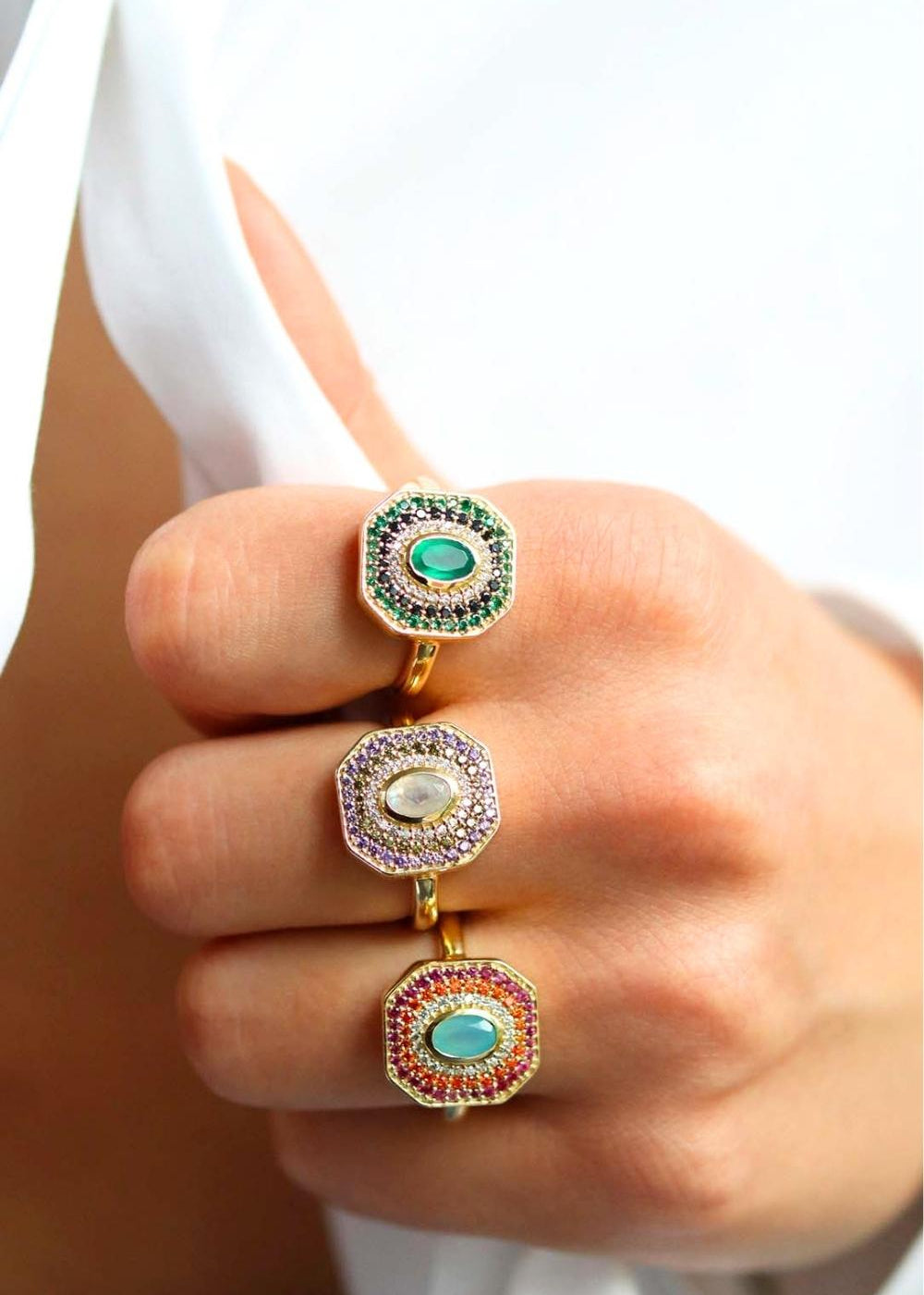 bague plaqué or de style art deco avec des pierres fines de couleur