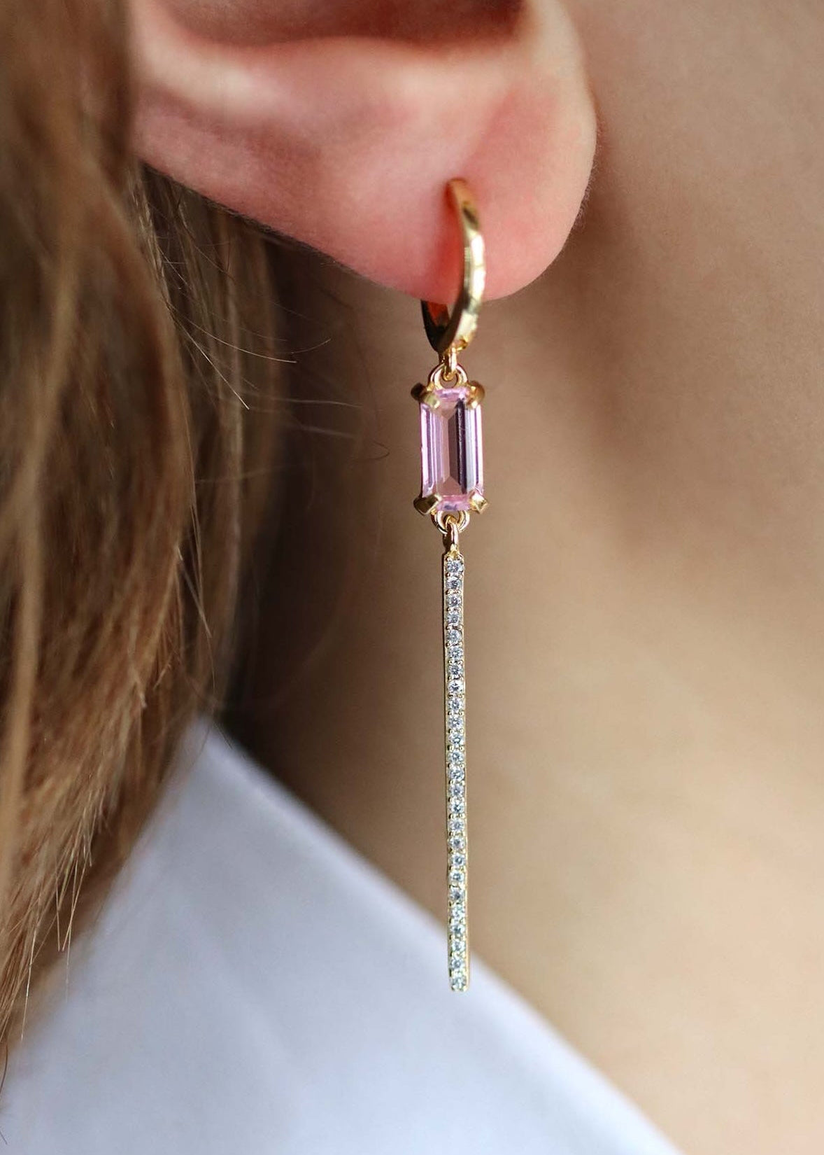 boucle d'oreille longue fine avec une pierre rose