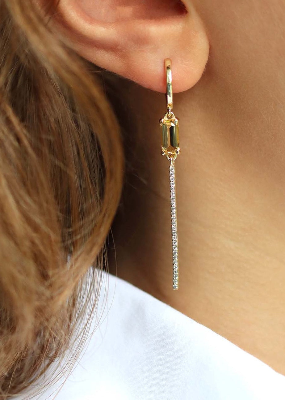 Boucle d'oreille longue fine avec une citrine