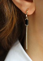 boucle d'oreille longue fine avec une pierre noire