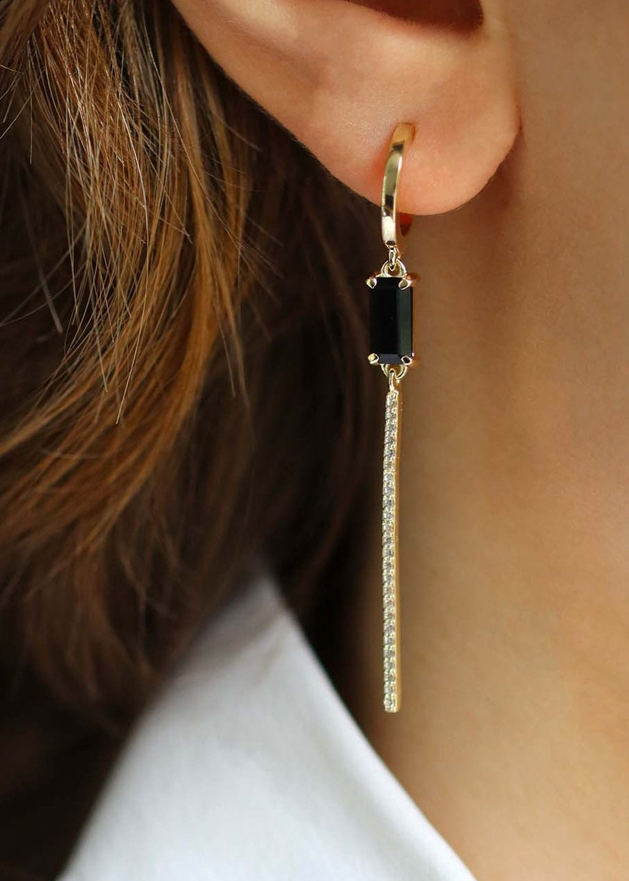 boucle d'oreille longue fine avec une pierre noire