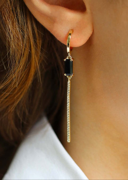 Boucles d'oreilles plaqué or et onyx noir avec une asymétrie mixant une boucle courte et une boucle longue