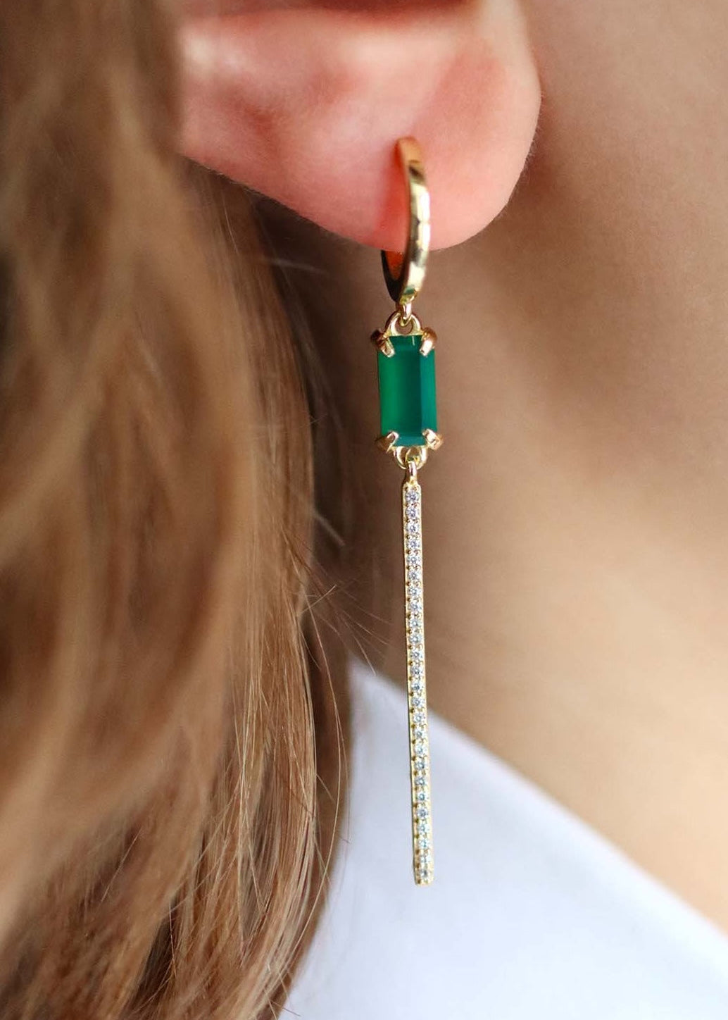 Boucle d'oreille longue fine avec une pierre verte