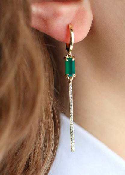 Boucle d'oreille longue fine avec une pierre verte