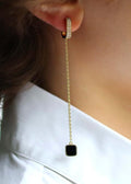 boucles d'oreilles longues chaine plaqué or avec pampille en onyx noir