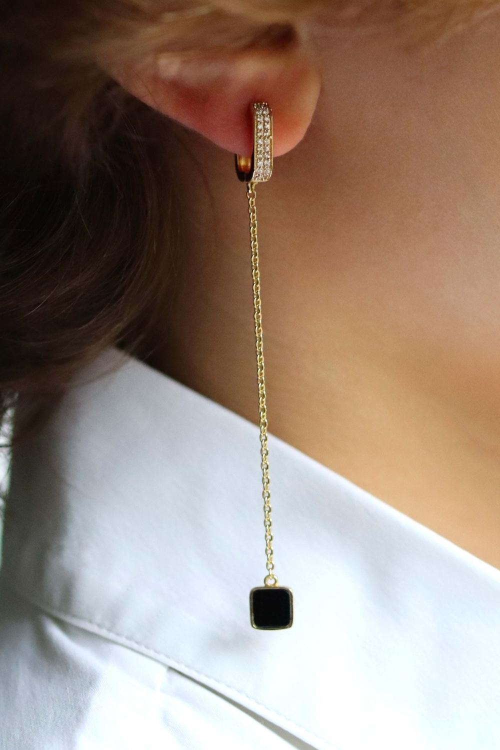 boucles d'oreilles longues chaine plaqué or avec pampille en onyx noir