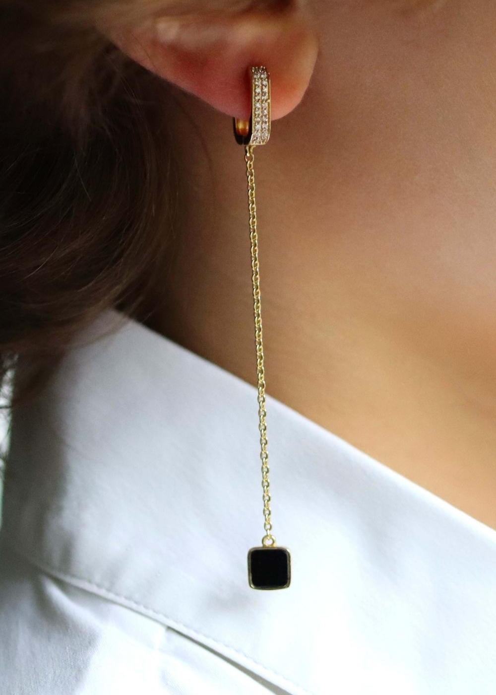 boucles d'oreilles longues chaine plaqué or avec pampille en onyx noir