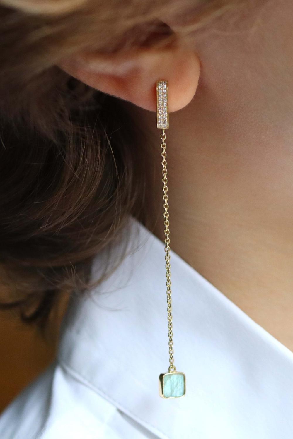 Boucles d'oreilles percées longues sur chaine avec pampille en labradorite