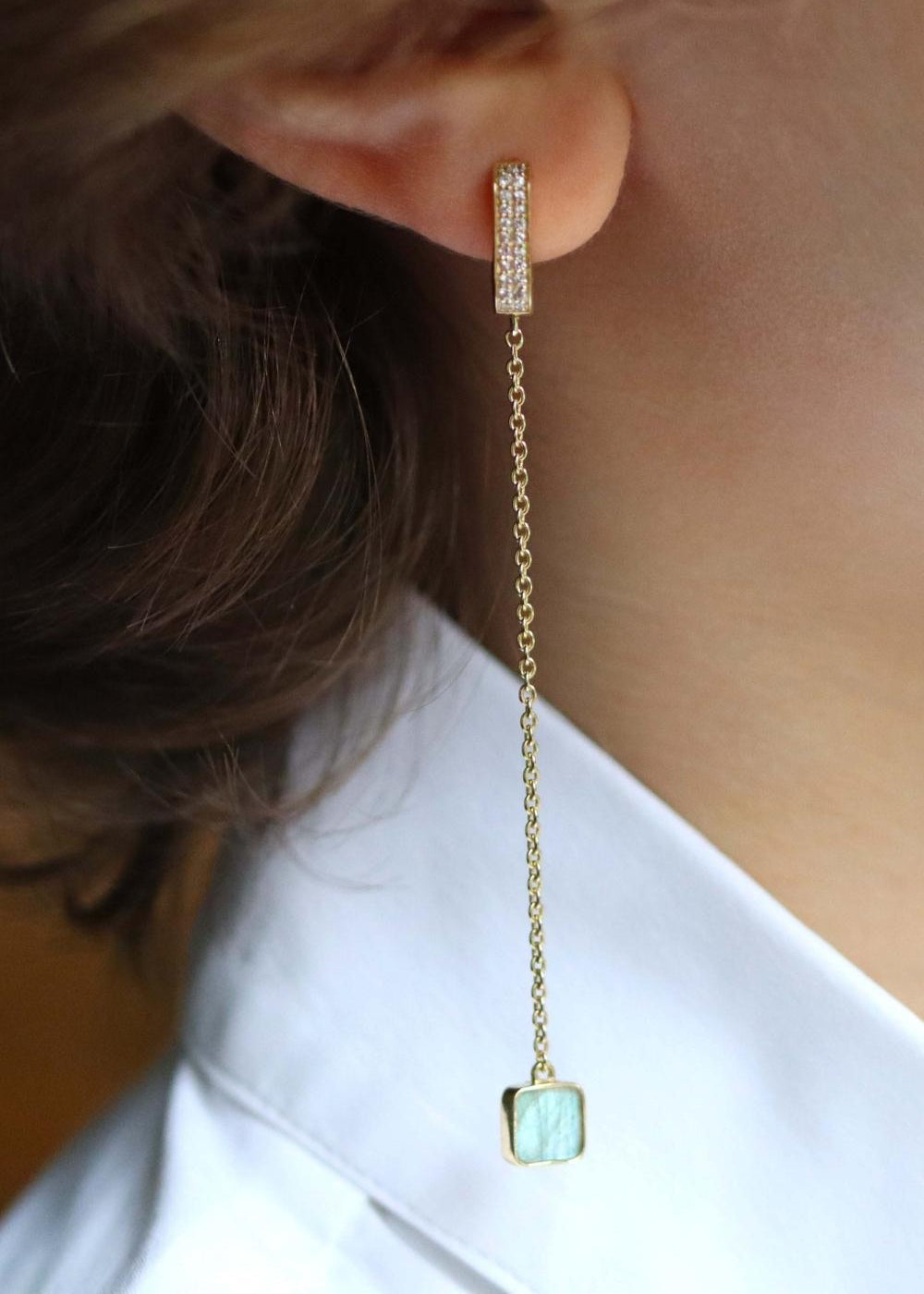 Boucles d'oreilles percées longues sur chaine avec pampille en labradorite