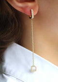 boucles d'oreilles longues sur chaine plaqué or avec pampille en nacre