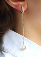 boucles d'oreilles longues sur chaine plaqué or avec pampille en nacre
