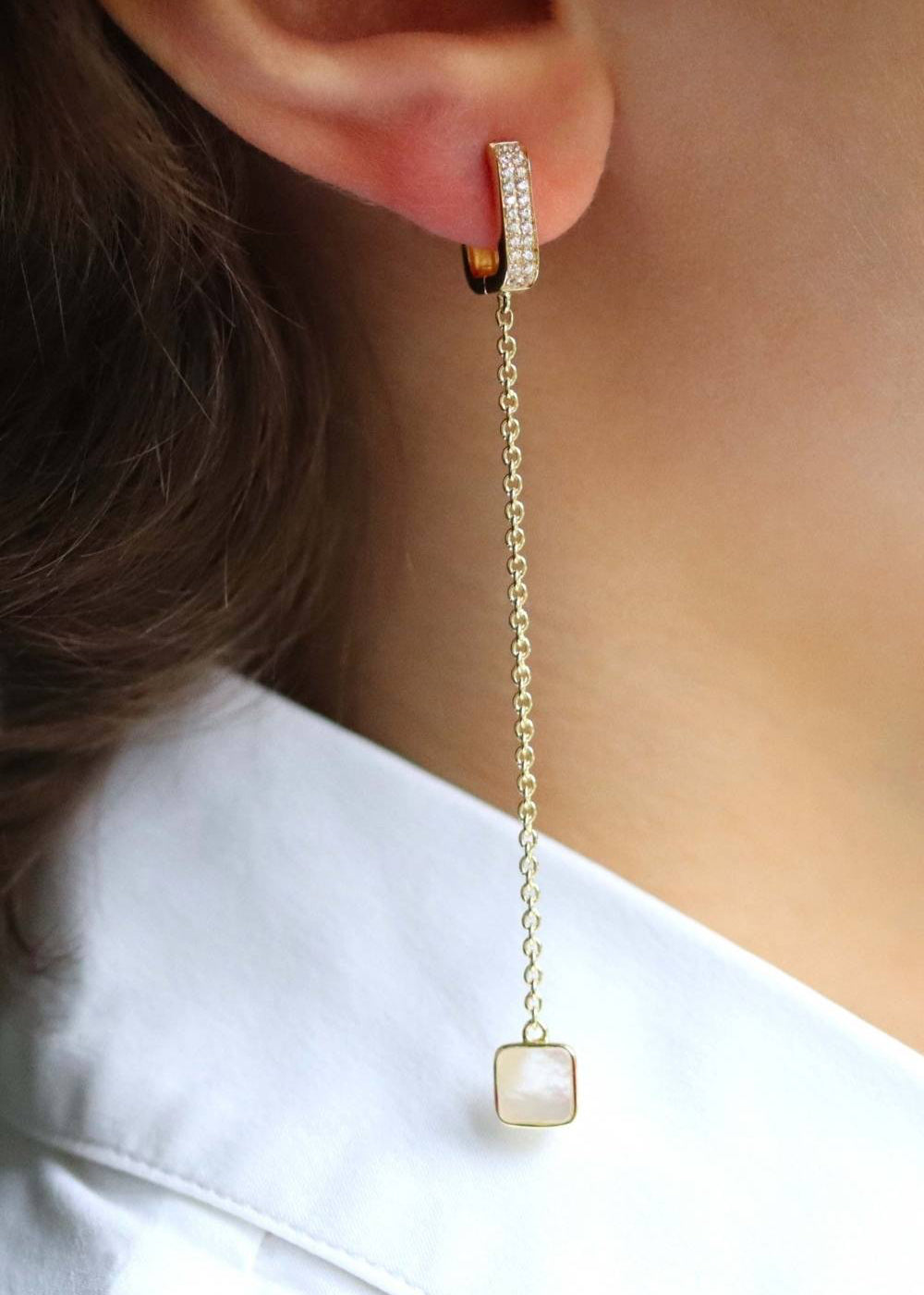 boucles d'oreilles longues sur chaine plaqué or avec pampille en nacre