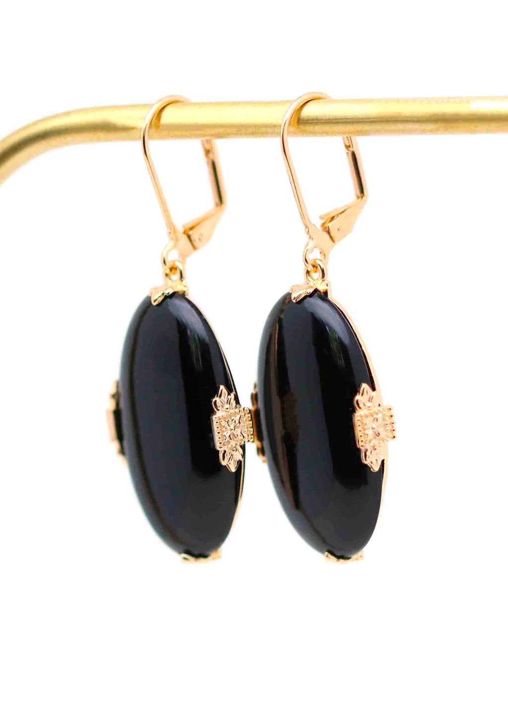 boucles d'oreilles dormeuses plaqué or avec pendentif oval en onyx noir