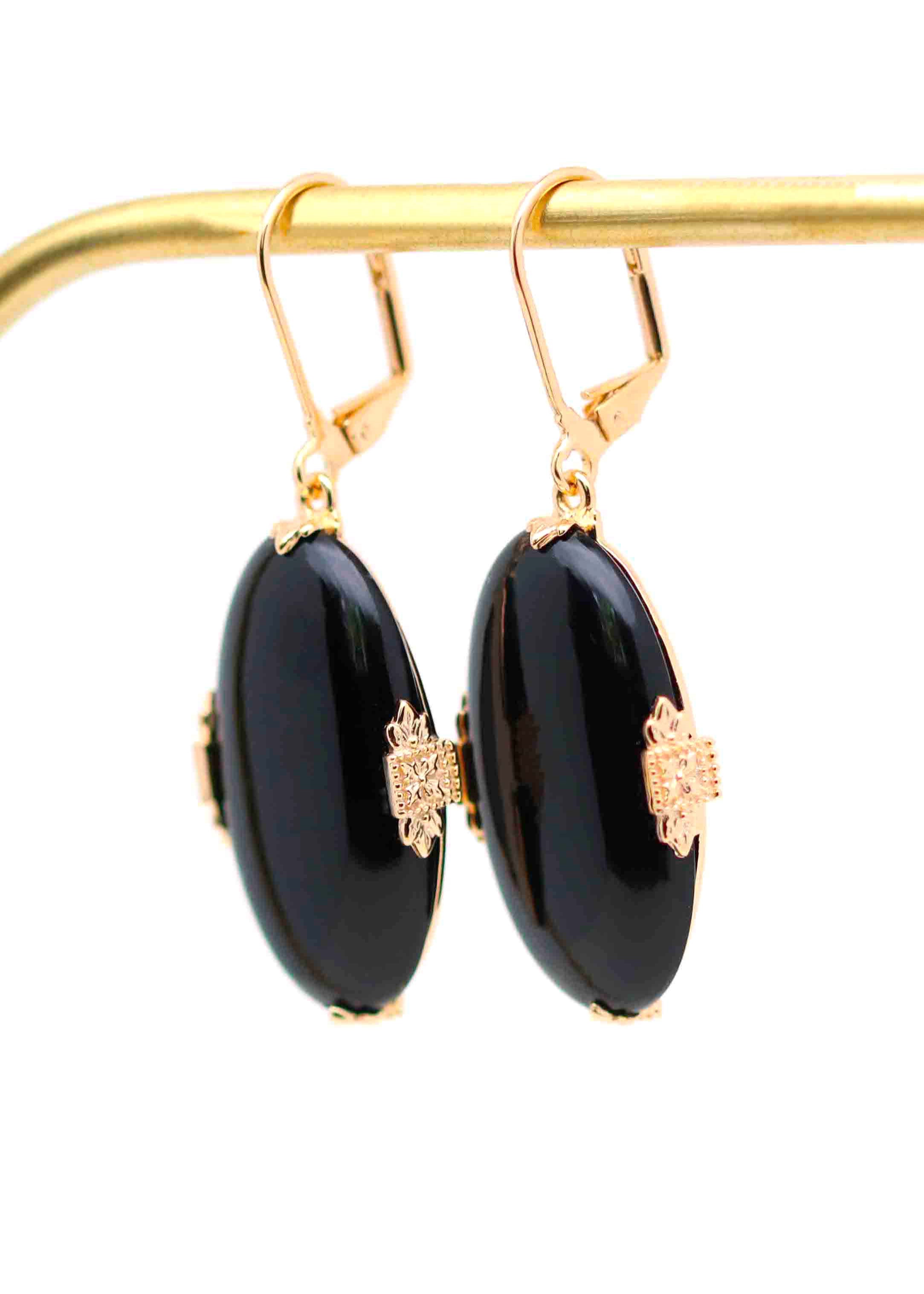 boucles d'oreilles dormeuses plaqué or avec pendentif oval en onyx noir