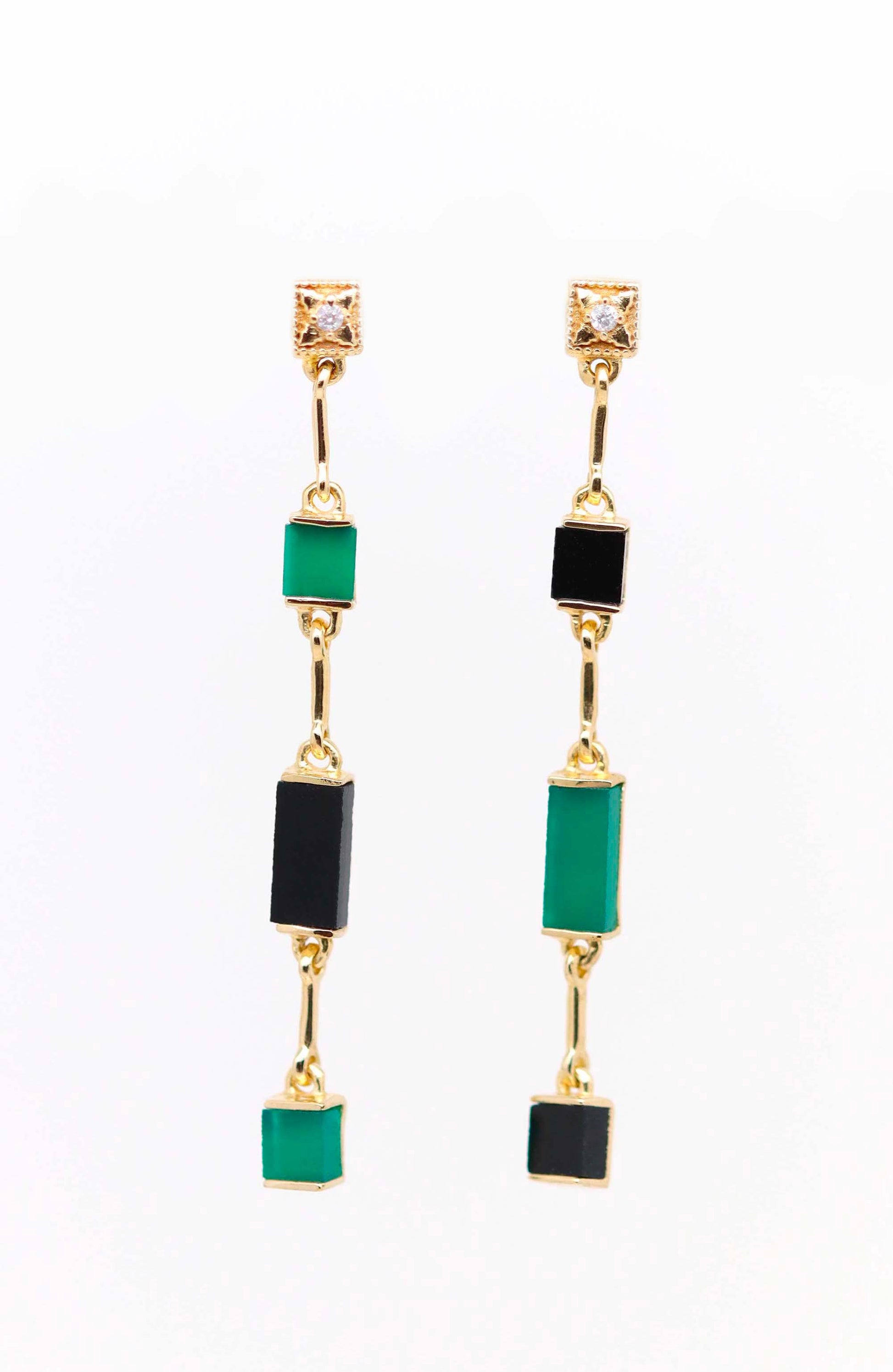 Boucles d'oreilles longues d'inspiration Art Déco plaqué or et ornée d'onyx vert et d'onyx noir