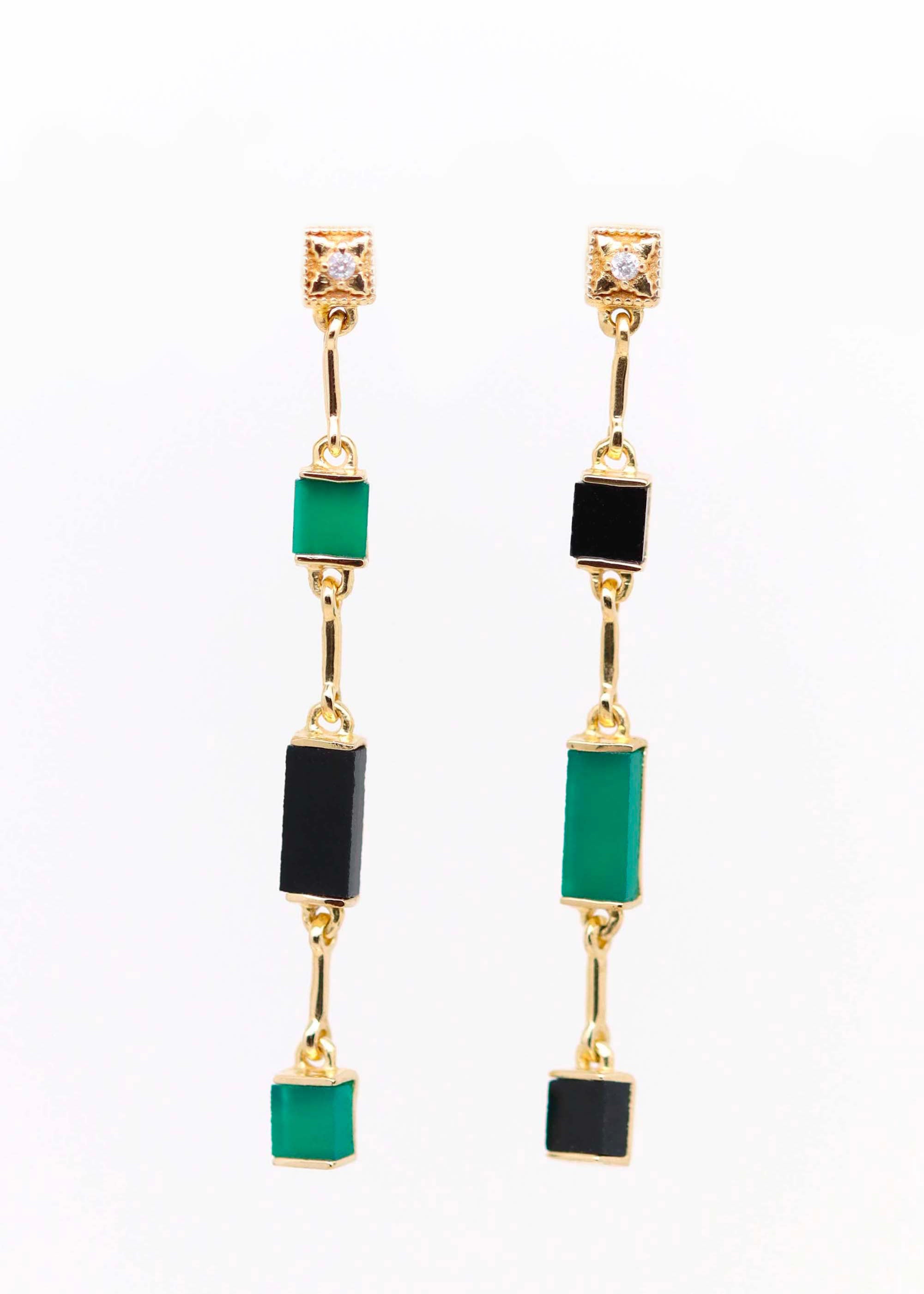 Boucles d'oreilles longues d'inspiration Art Déco plaqué or et ornée d'onyx vert et d'onyx noir