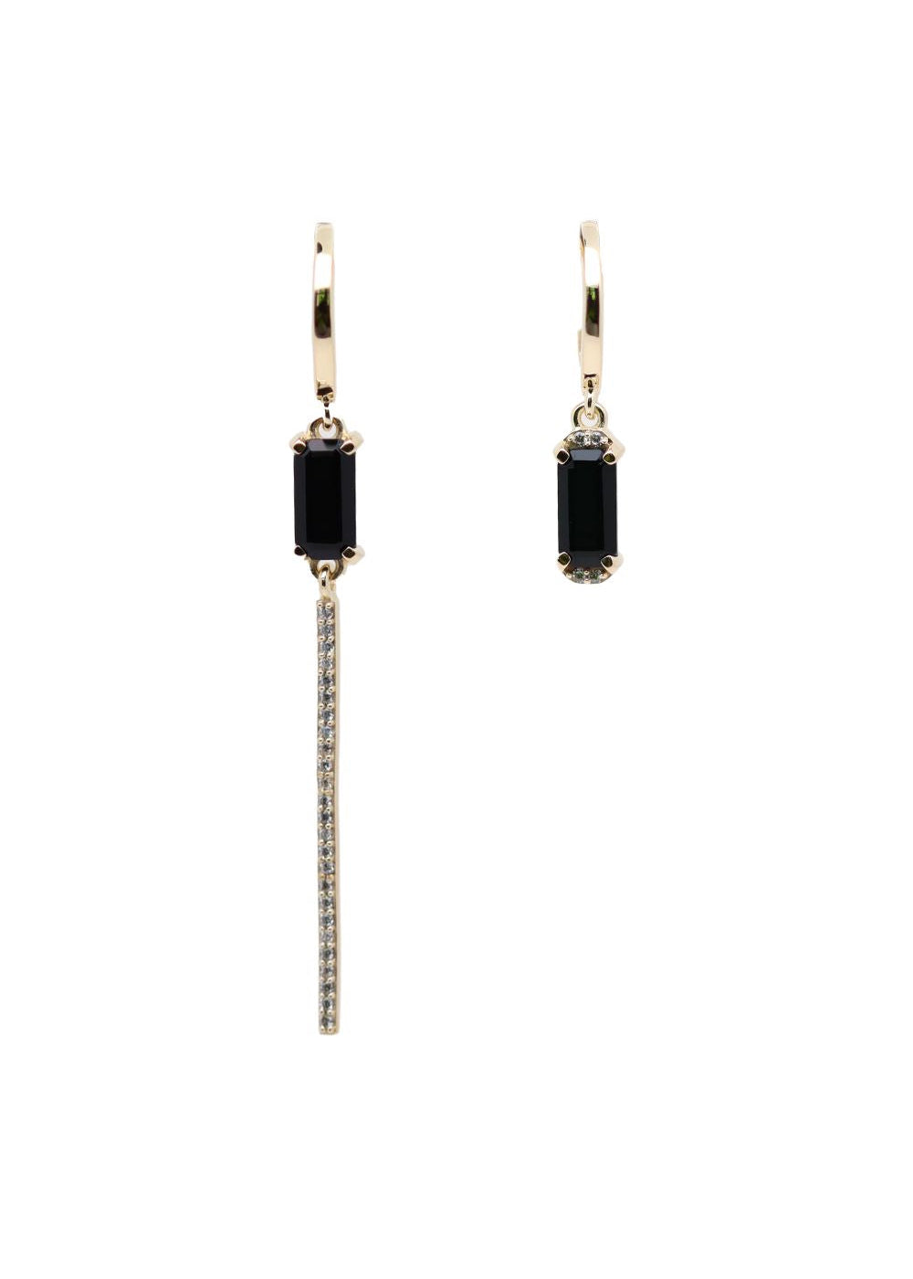 Boucles d'oreilles plaqué or et onyx noir avec une asymétrie mixant une boucle courte et une boucle longue