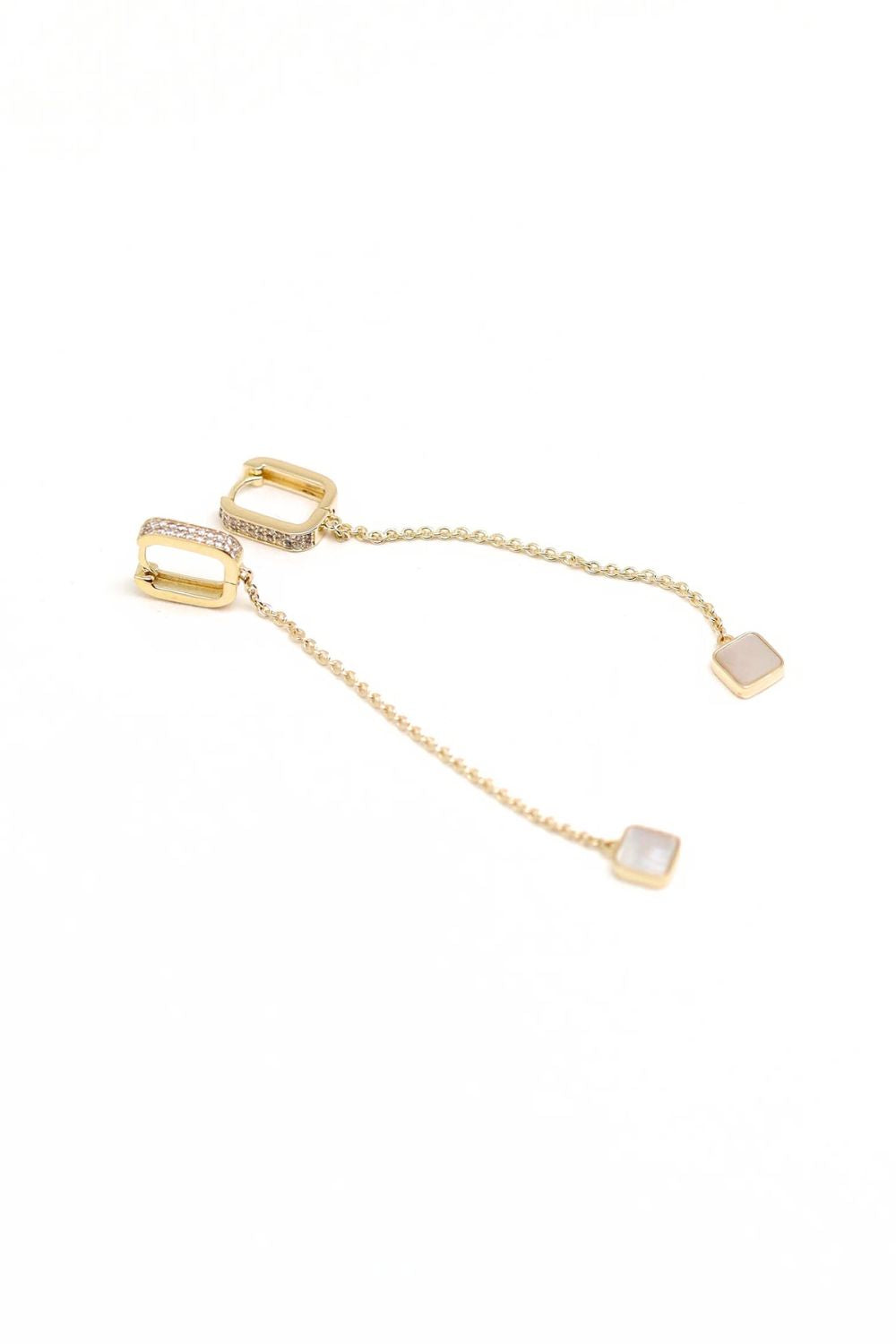 boucles d'oreilles longues sur chaîne fine plaqué or avec pampille en nacre