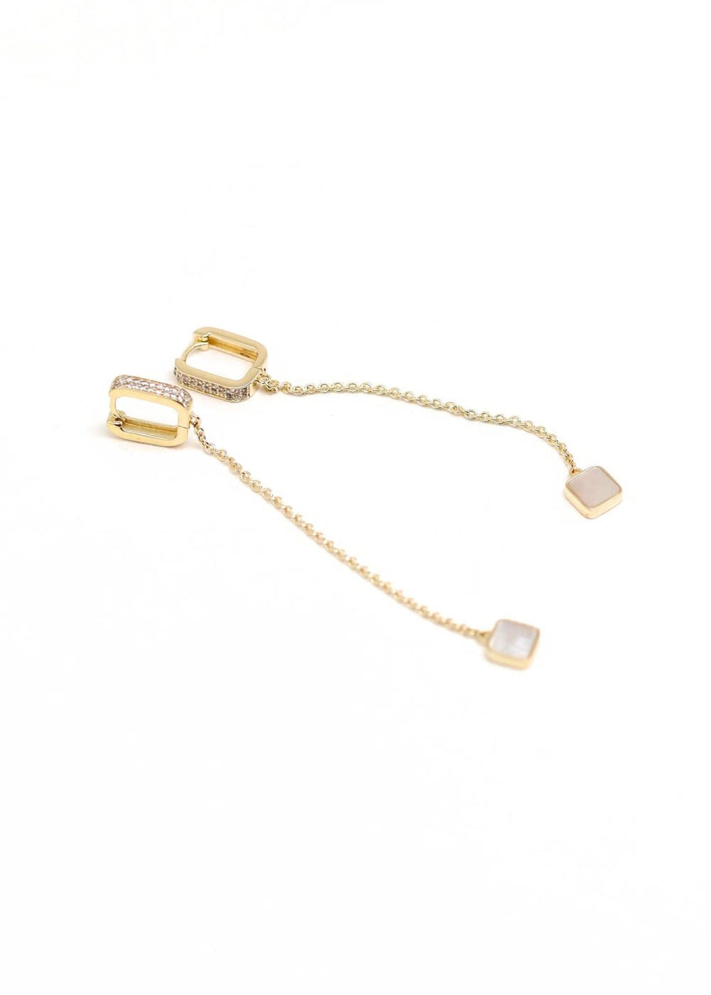 boucles d'oreilles longues sur chaîne fine plaqué or avec pampille en nacre