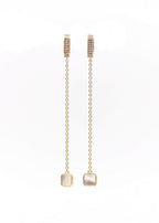 Boucles d'oreilles longues fines sur chaîne plaqué or avec pampille en nacre