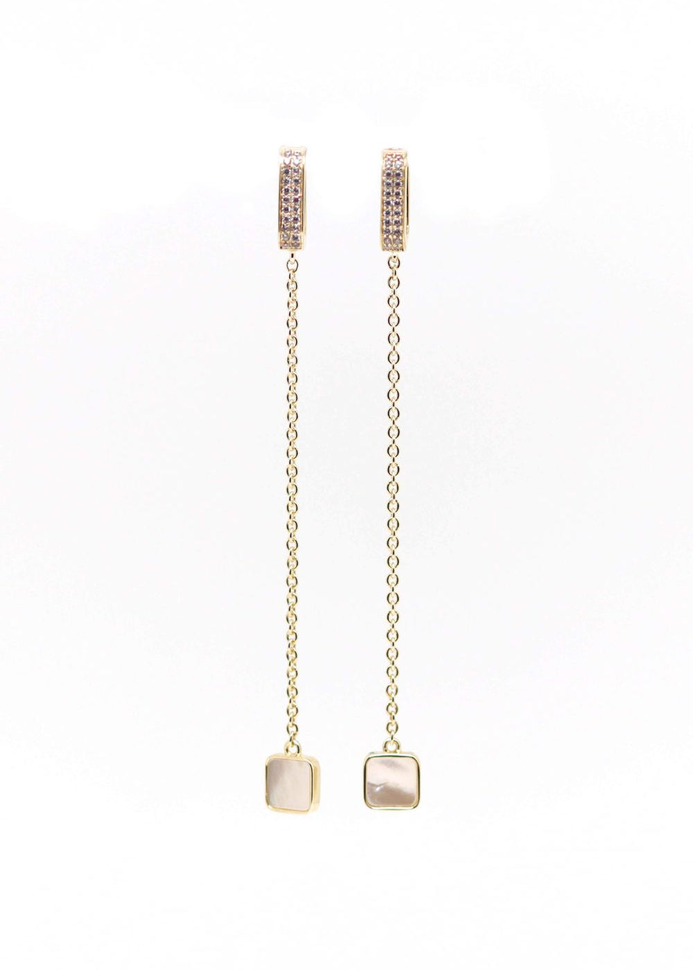 Boucles d'oreilles longues fines sur chaîne plaqué or avec pampille en nacre