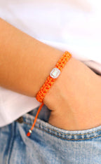 bracelet cordon tressé orange avec élément en argent de style art déco orné de pierre de lune