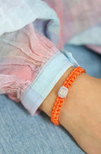 Bracelet cordon tressé orange avec élément central en argent et pierre de lune de style art déco