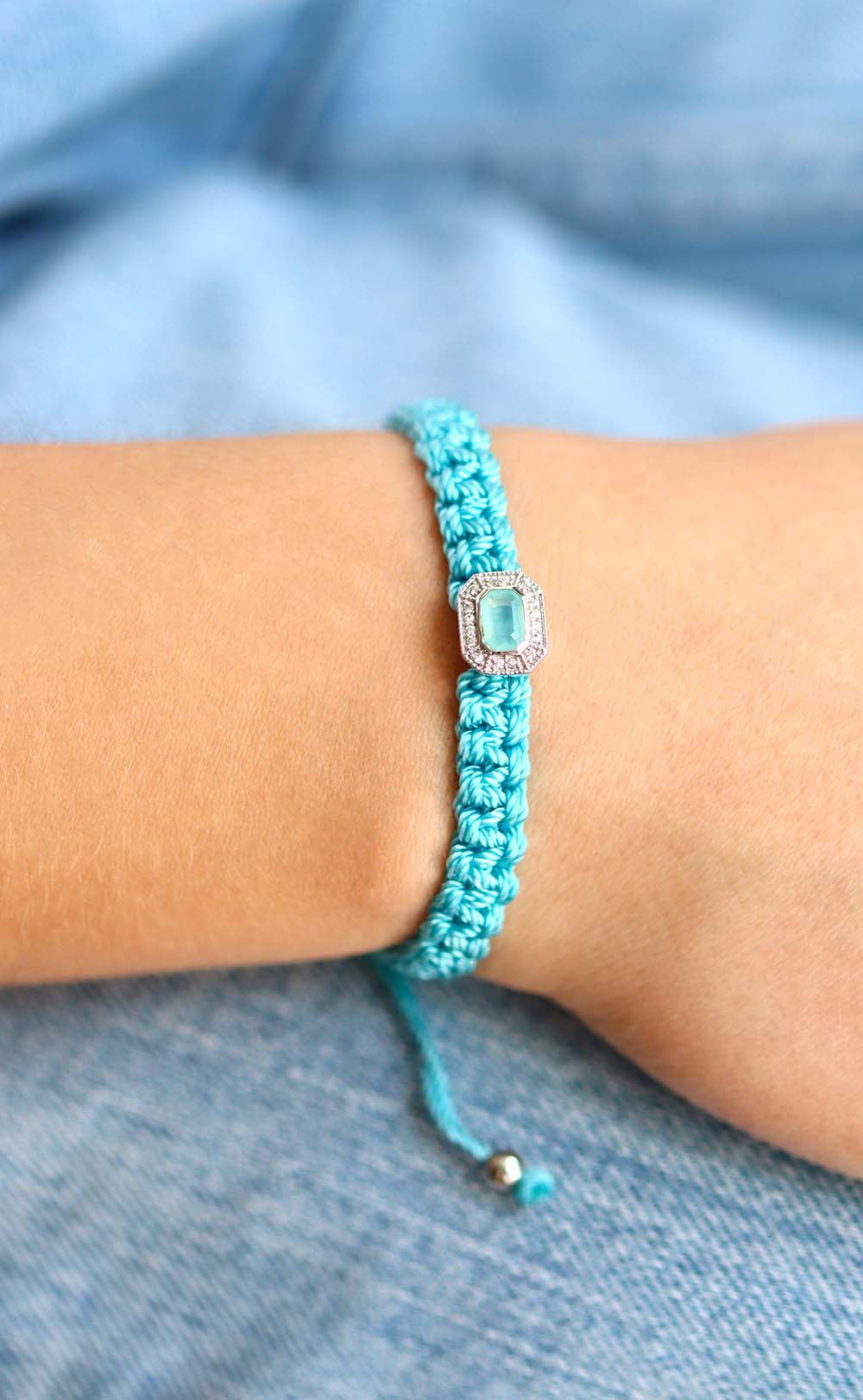 Bracelet cordon tressé turquoise avec élément art déco en argent et calcédoine d'eau