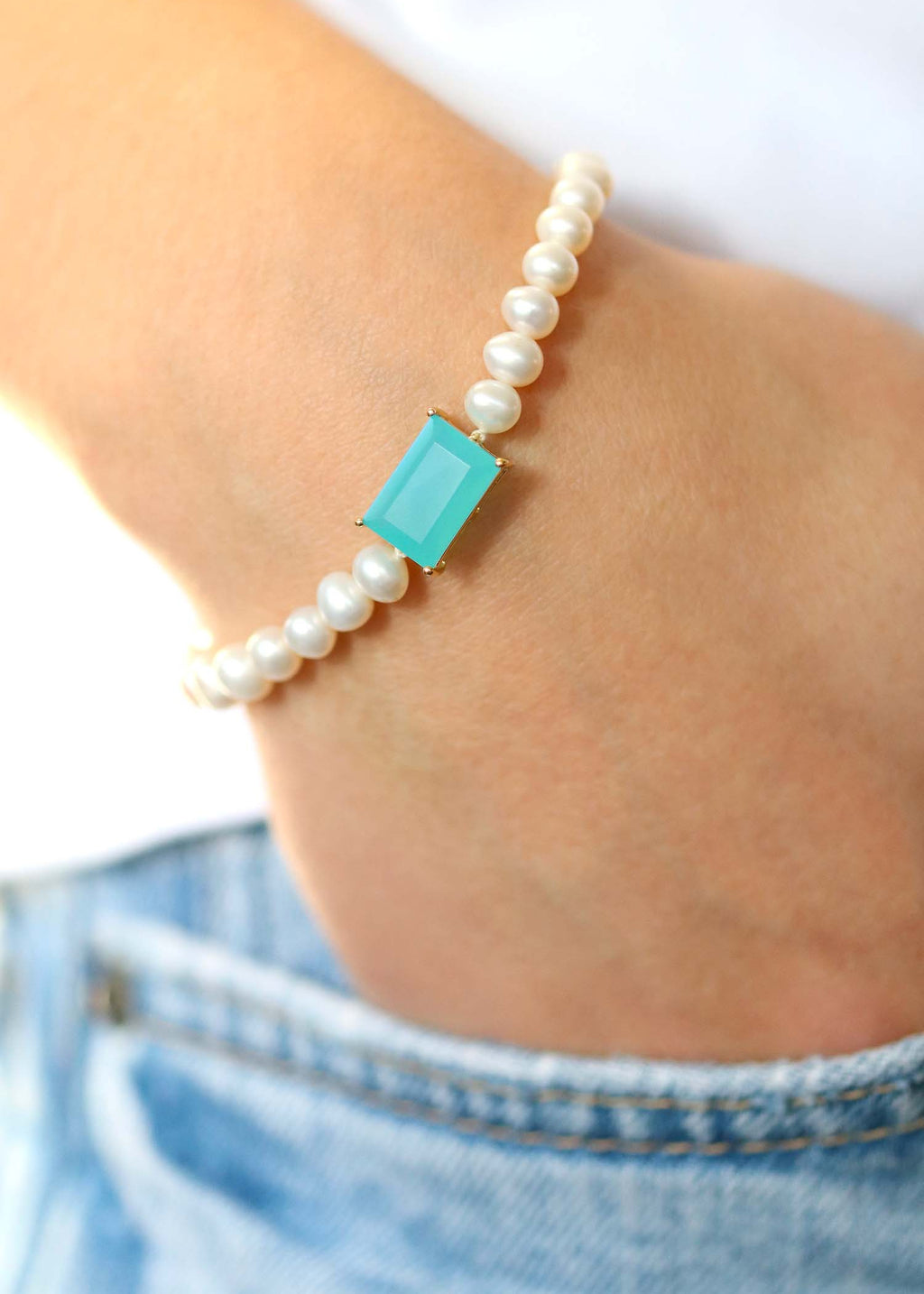 Bracelet en perles de culture et pierre centrale en calcédoine d'eau