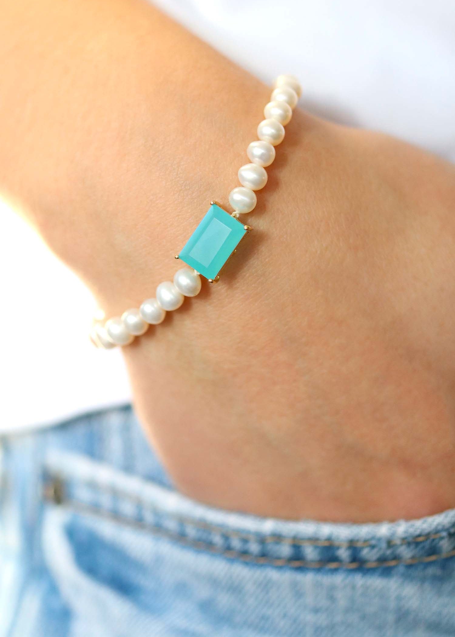 Bracelet en perles de culture et pierre centrale en calcédoine d'eau