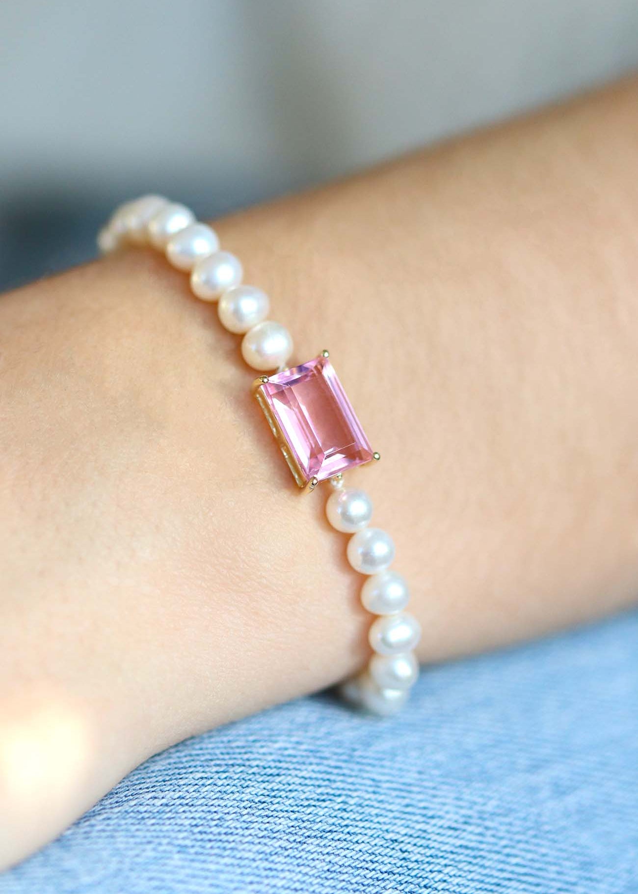 Bracelet de perles et pierre centrale en quartz rose