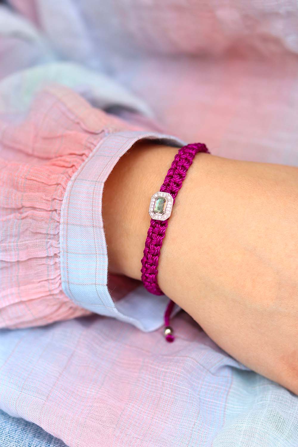 Bracelet cordon tressé améthyste avec élément en argent art déco orné de labradorite