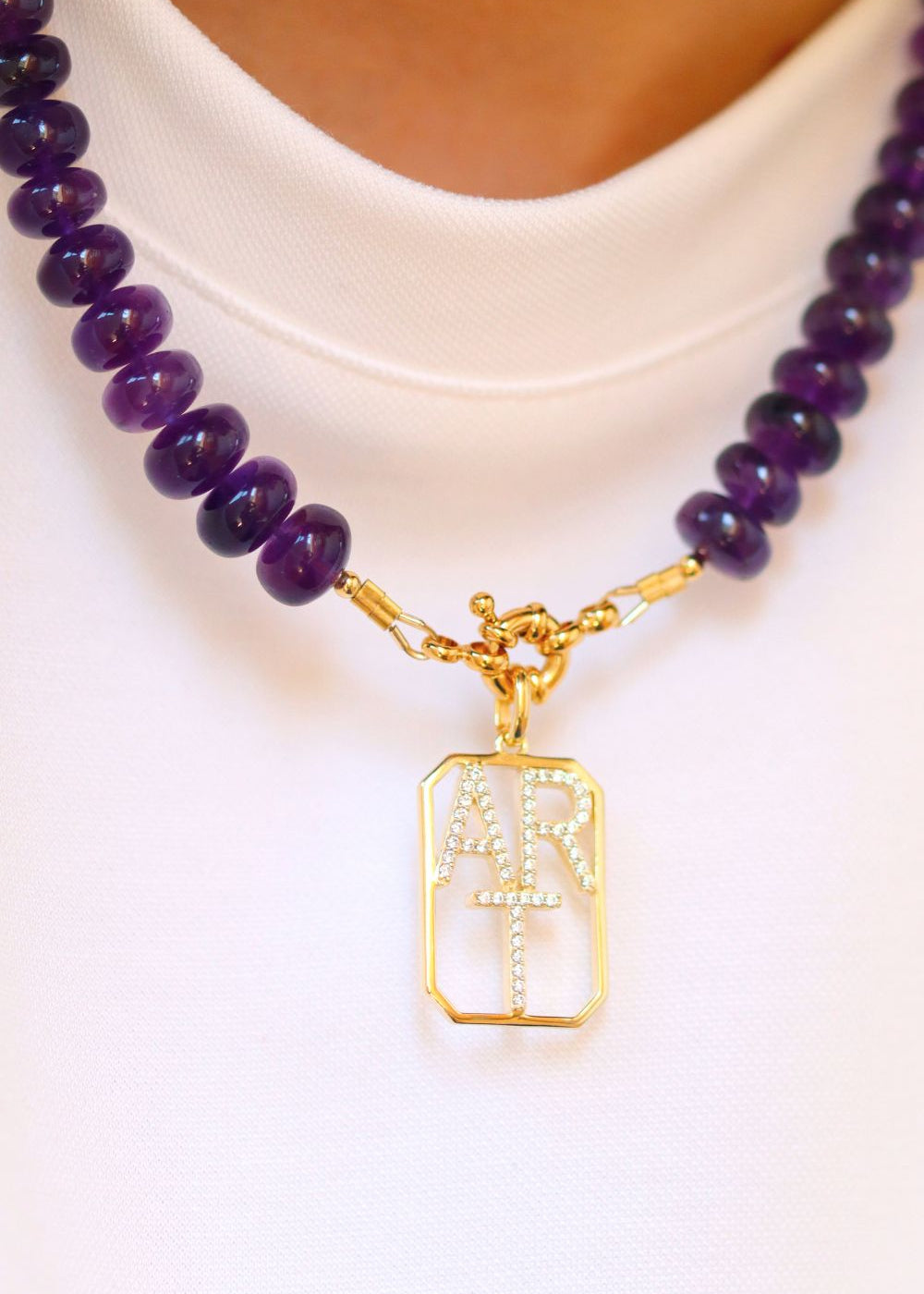 pendentif octogonale avec le mot ART ajouré