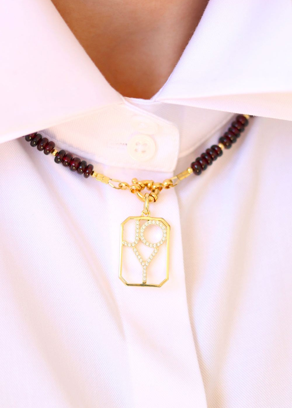 pendentif octogonale avec le mot Joy ajouré