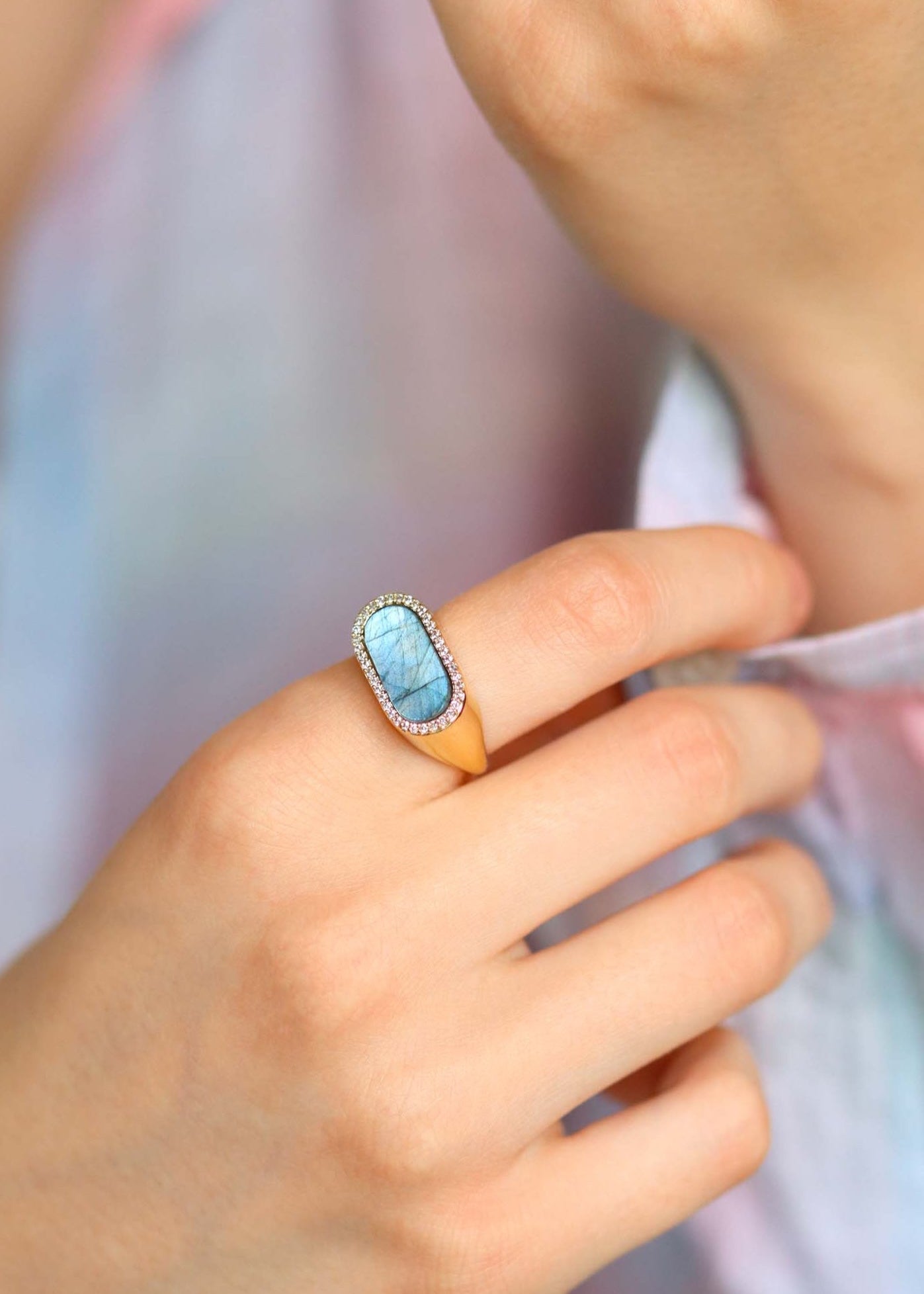 Bague chevalière plaqué or ovale femme ornée d'une labradorite