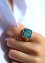 Chevalière femme carrée plaqué or ornée de labradorite et oxydes de zirconium