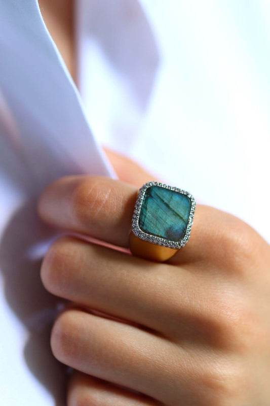 Chevalière femme carrée plaqué or ornée de labradorite et oxydes de zirconium