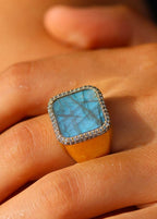 Chevalière femme carrée arrondie plaqué or ornée de labradorite