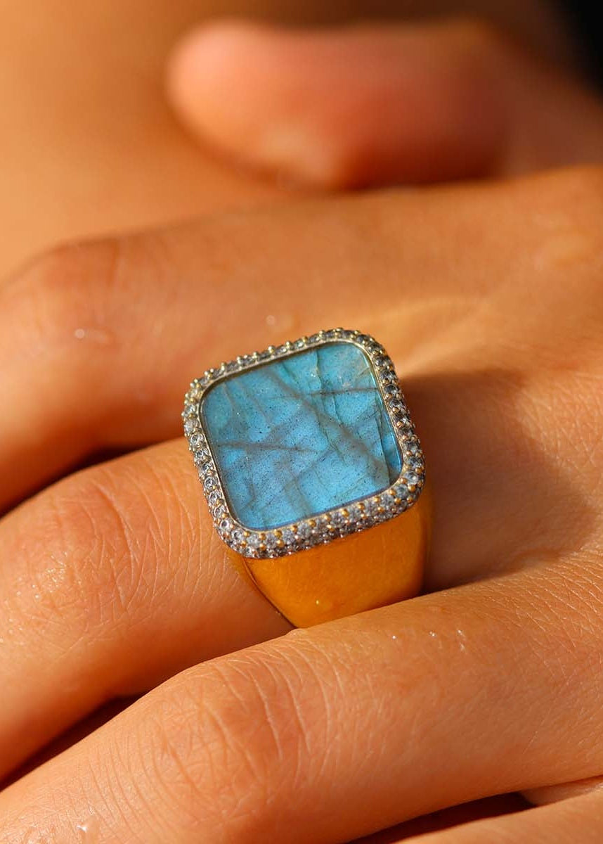 Chevalière femme carrée arrondie plaqué or ornée de labradorite