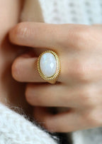 Chevalière pour femme ovale plaqué or avec une pierre de lune facettée