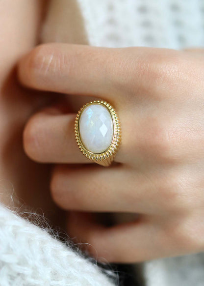 Chevalière pour femme ovale plaqué or avec une pierre de lune facettée