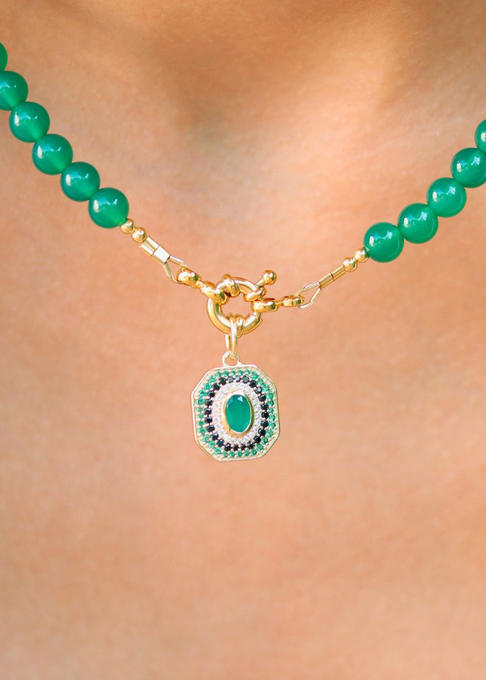pendentif art deco plaqué or orné d'onyx vert et de zircons verts et noirs