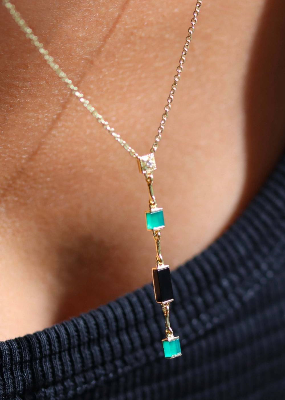 Collier Y de style art déco orné d'onyx noir et d'onyx vert