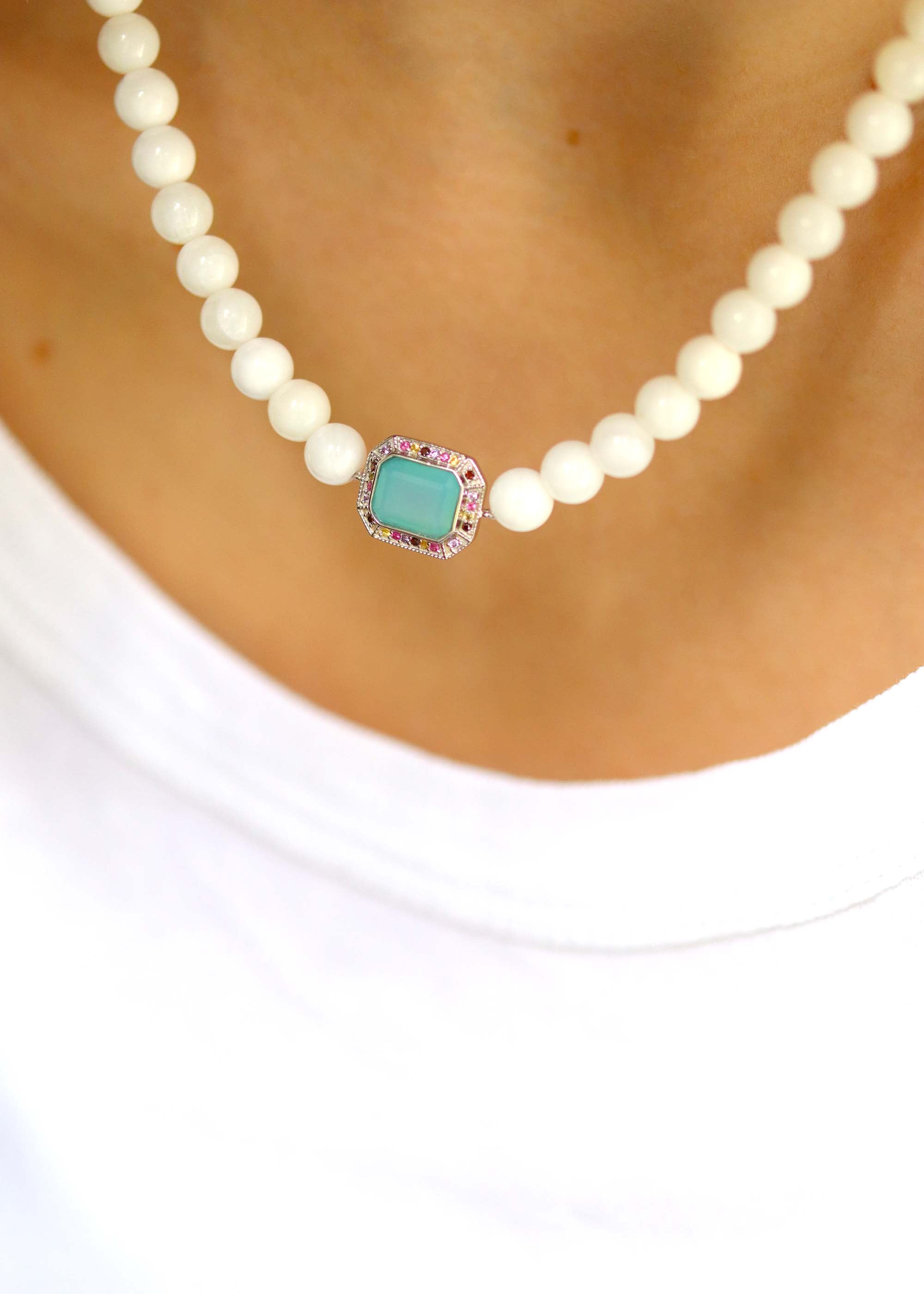 collier art deco en argent, calcédoine et perles en agate blanche