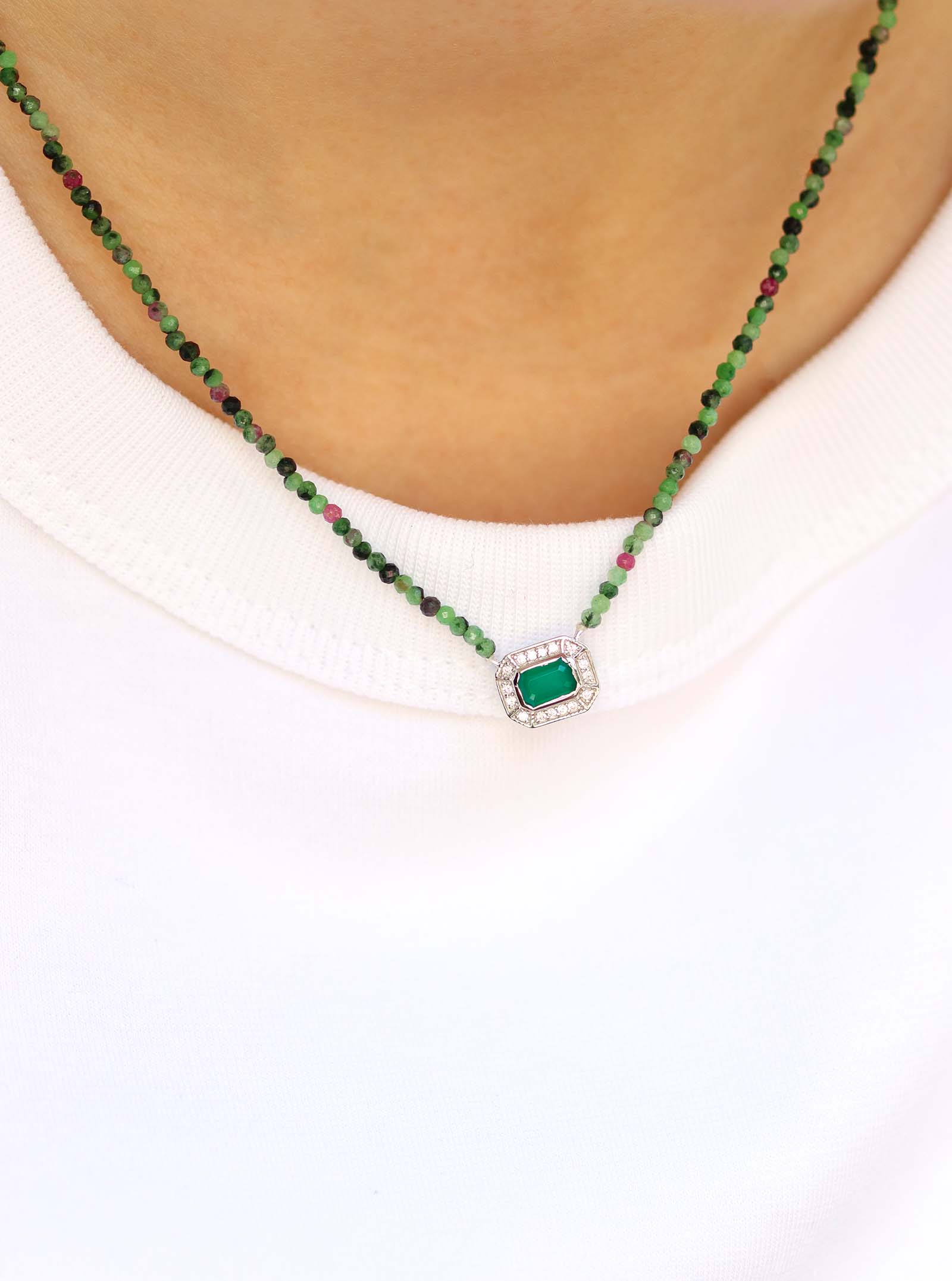 Collier court en rubis zoisite et pendentif en argent de style art déco orné d'onyx vert