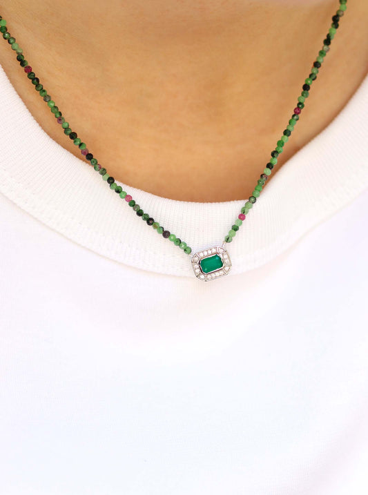 Collier court en rubis zoisite et pendentif en argent de style art déco orné d'onyx vert