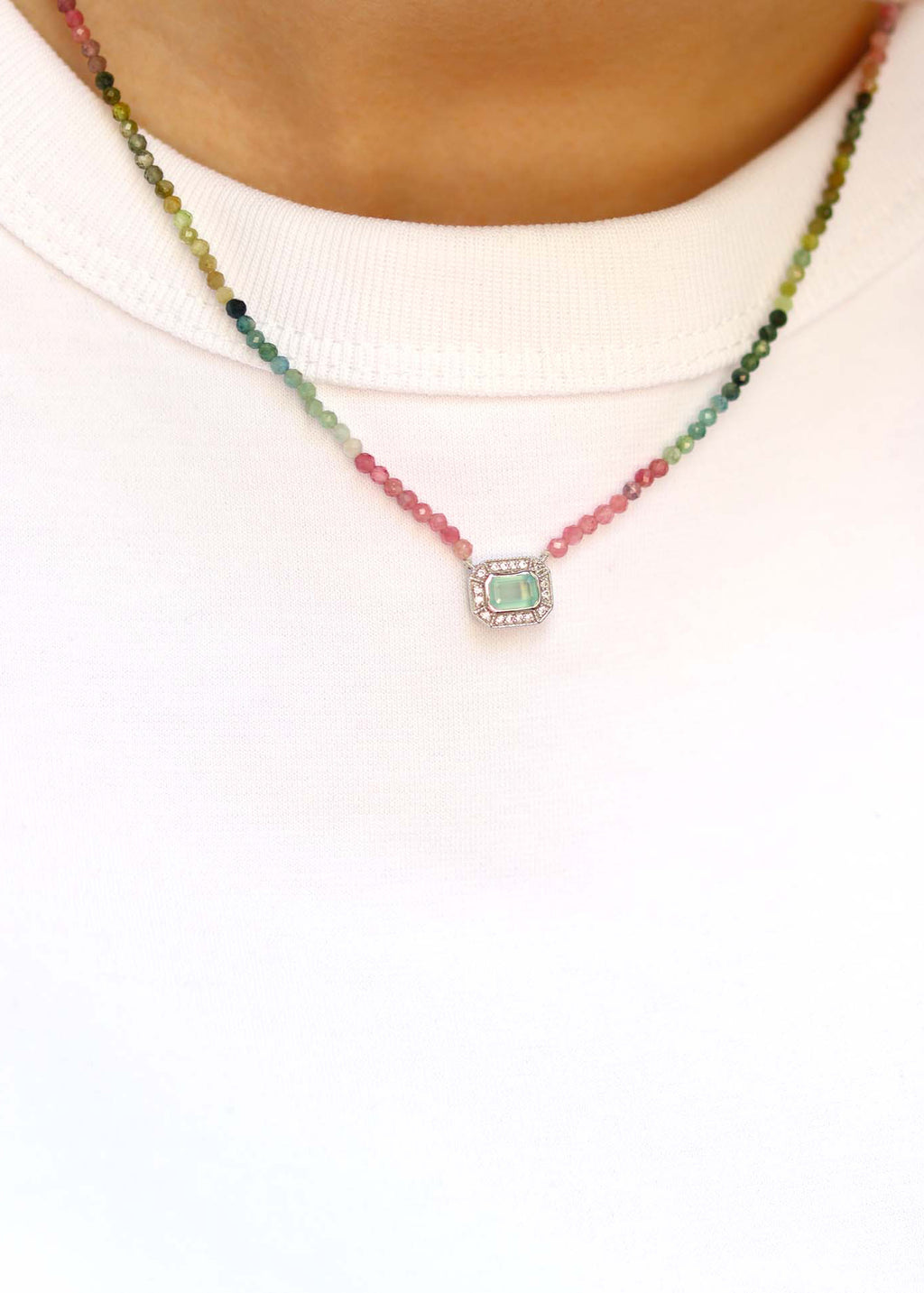 Collier court en perles de tourmaline et pendentif en argent de style art déco orné de calcédoine d'eau