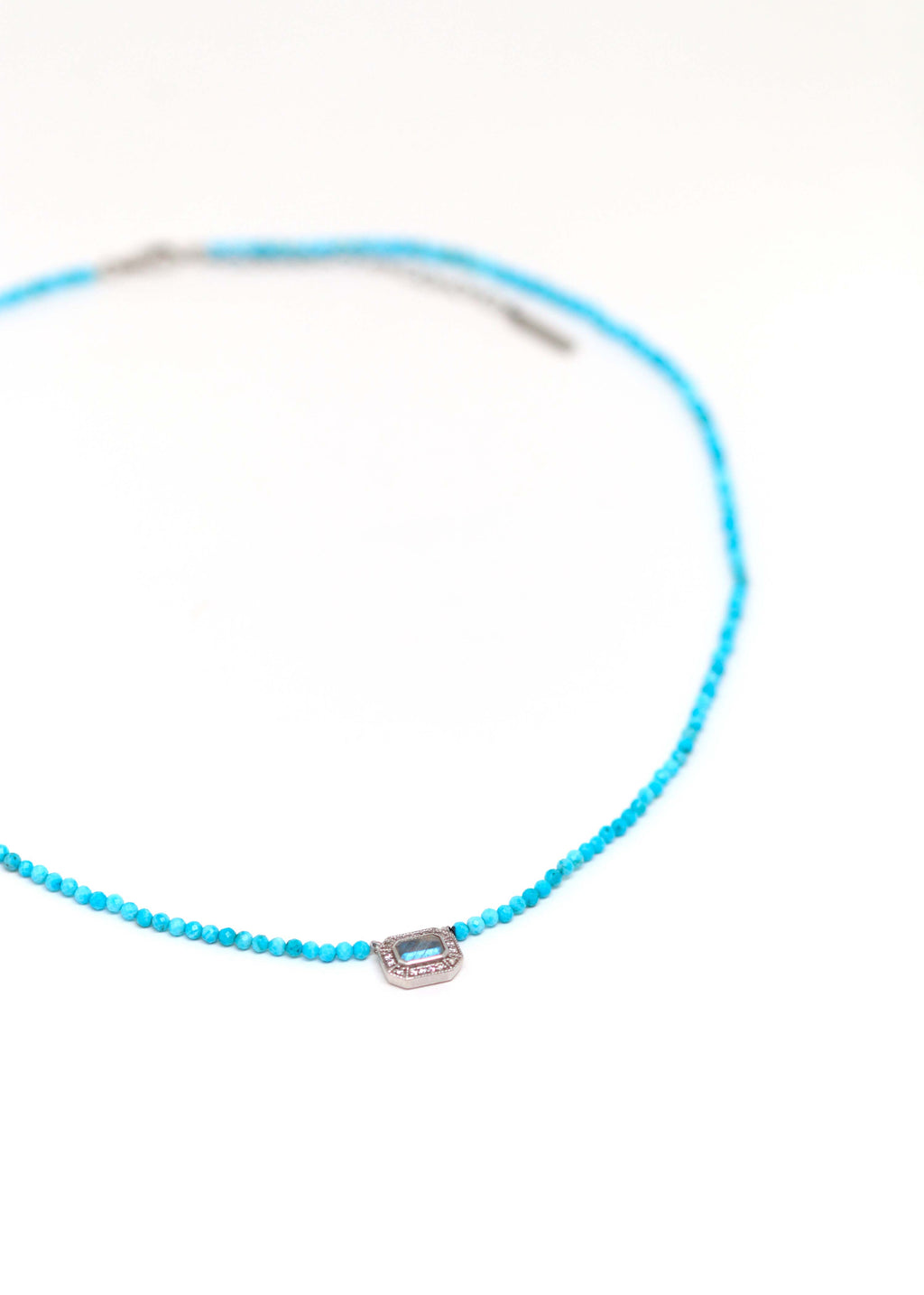 Collier court en perles turquoise et pendentif art déco en argent orné de labradorite