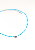 Collier court en perles turquoise et pendentif art déco en argent orné de labradorite