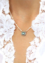 Collier court en perles d'eau douce et pendentif art déco en argent orné de labradorite